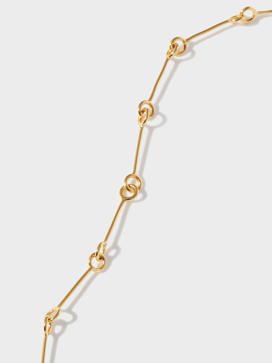 Close up of the link in the gold link chain. A one inch bar with a connecting circle at each end