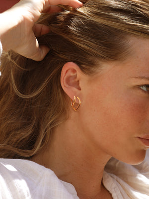 Pendientes Huggies grandes de Wonder Woman en forma de V dorados