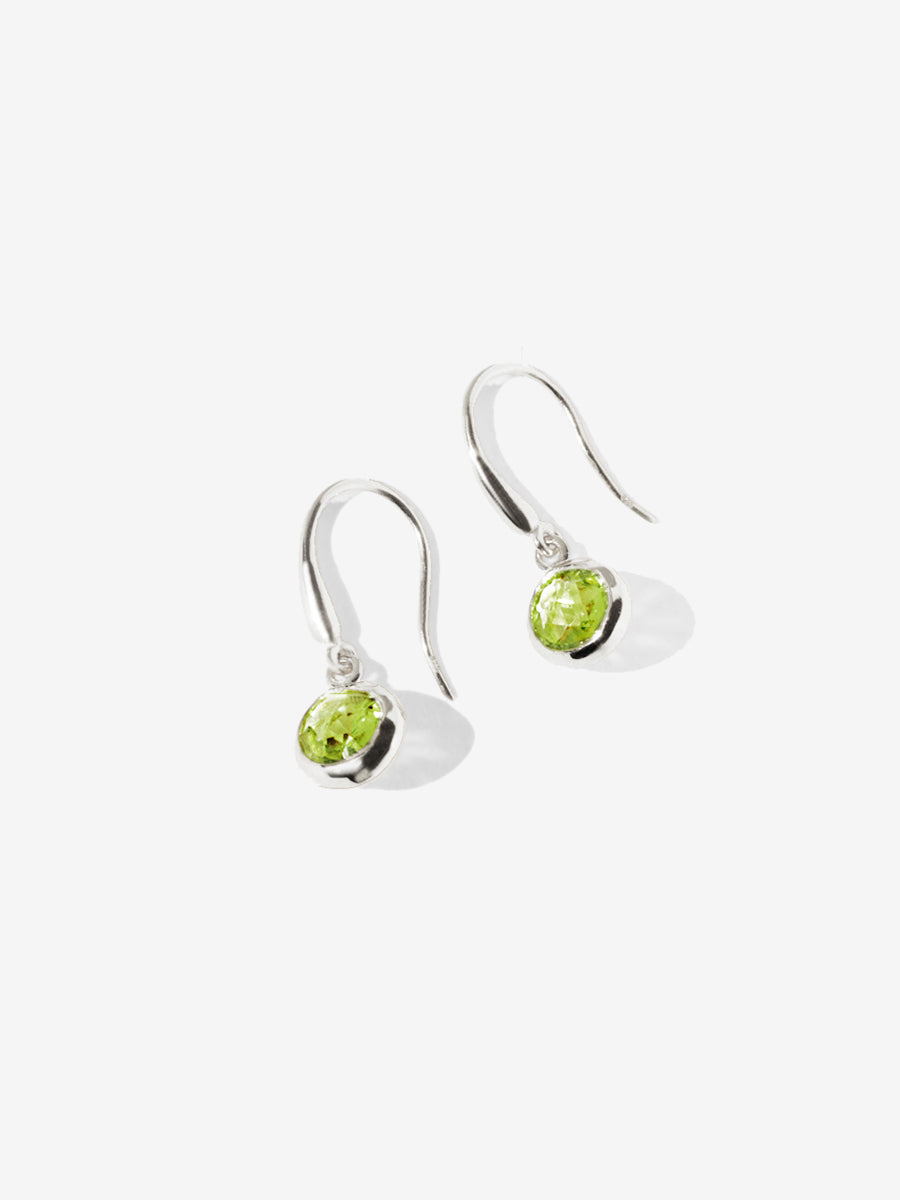 Boucles d'oreilles pendantes en argent avec pierre de naissance du mois d'août : le péridot