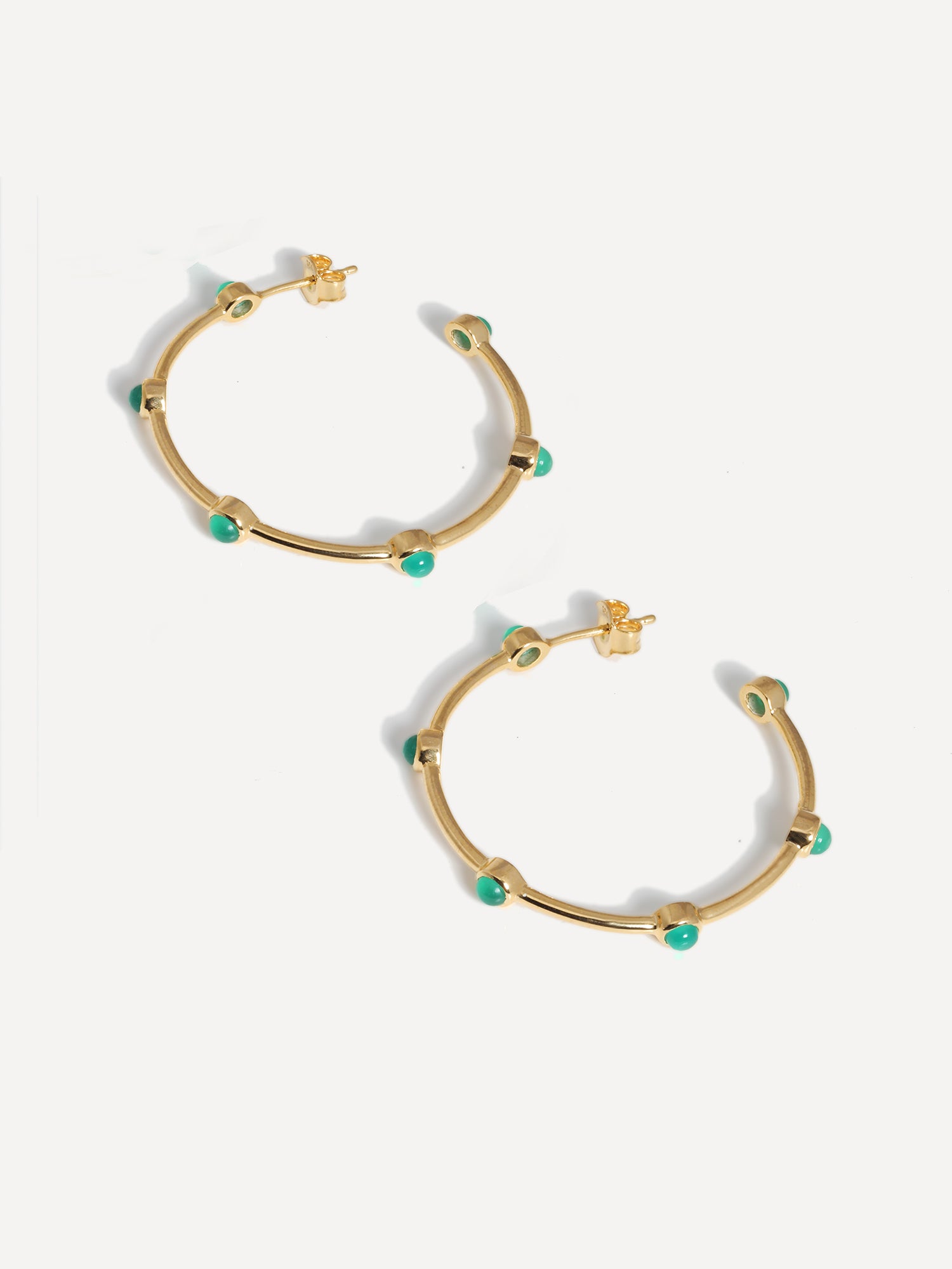 Boucles d'oreilles créoles ornées d'onyx vert doré