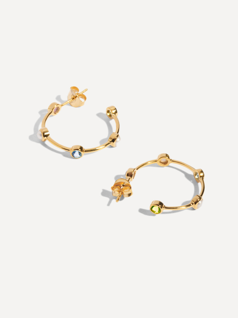 18-karätige Vermeil-Creolen mit Perlen, blauem Topas, Peridot und brasilianischem Amethyst – mittelgroß