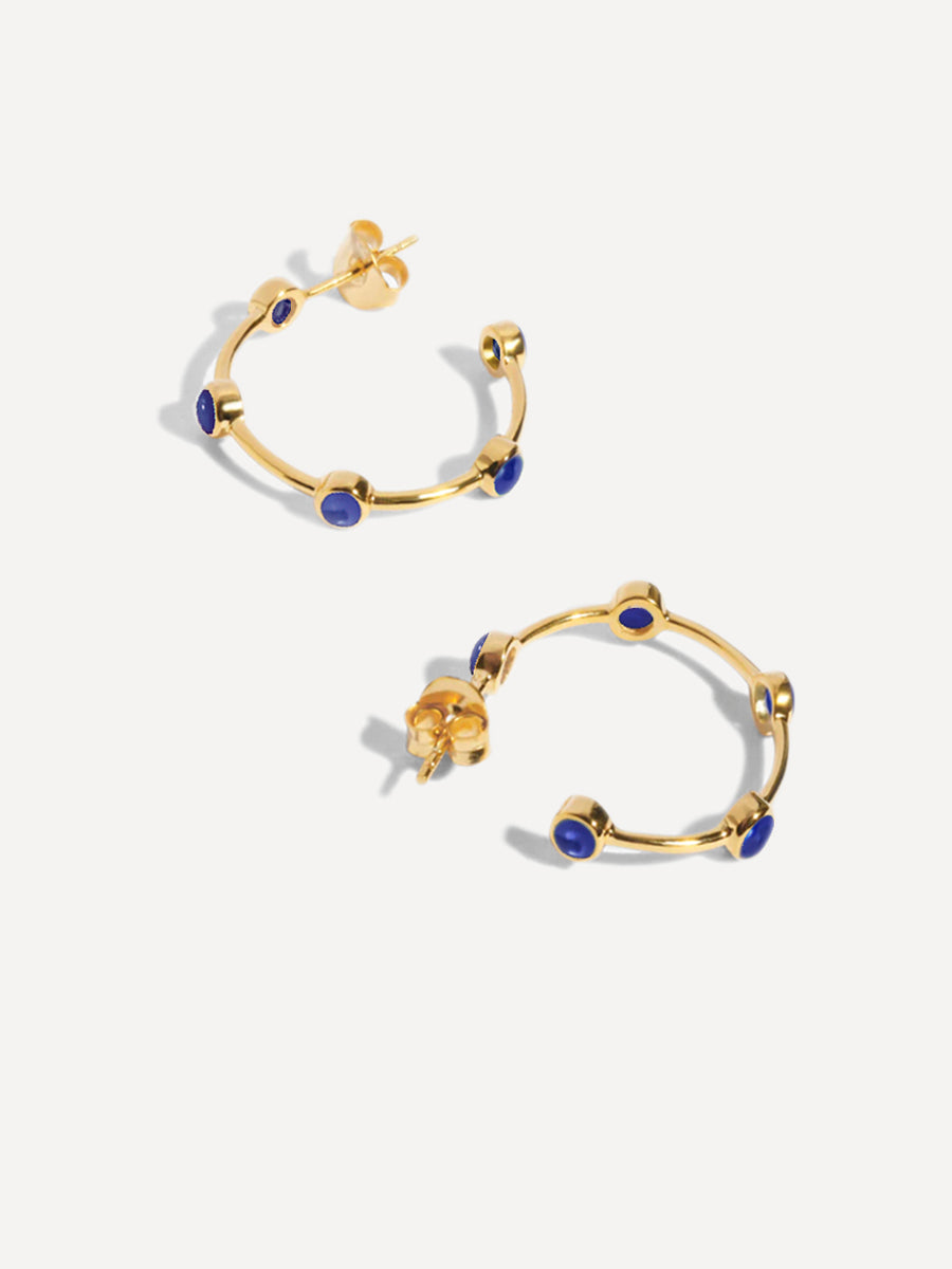 Boucles d'oreilles créoles ornées de pierres précieuses en or et lapis-lazuli