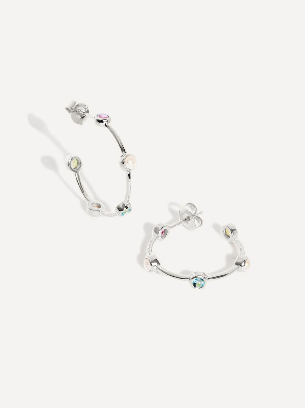 Aros de plata de ley con incrustaciones de perla, topacio azul, peridoto y amatista brasileña (tamaño mediano)