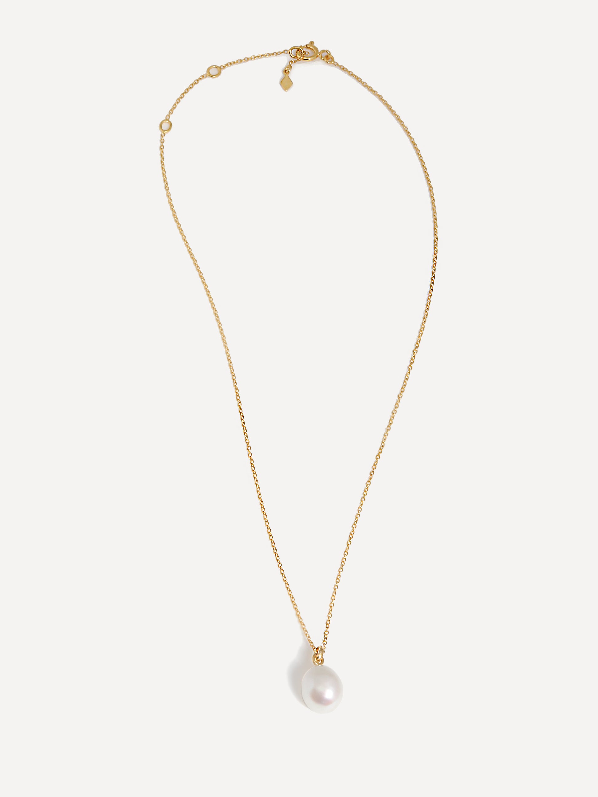Collar con colgante de perla barroca en oro vermeil de 18 quilates