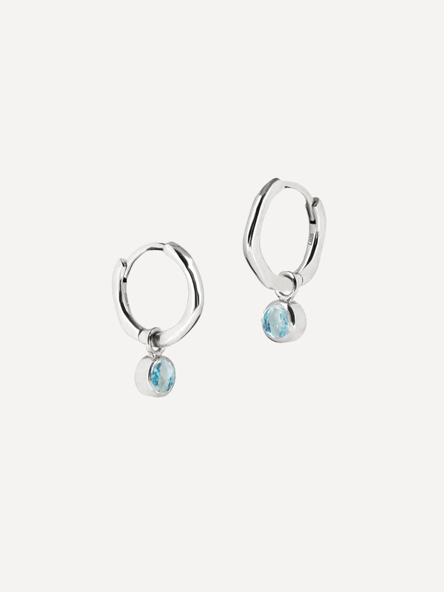 Pendientes Huggies de plata de ley con la piedra natal de marzo: topacio azul