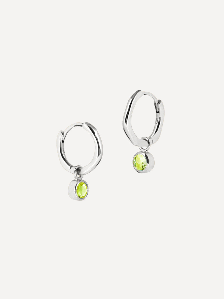 Pendientes Huggies de plata de ley con piedra natal de agosto: peridoto