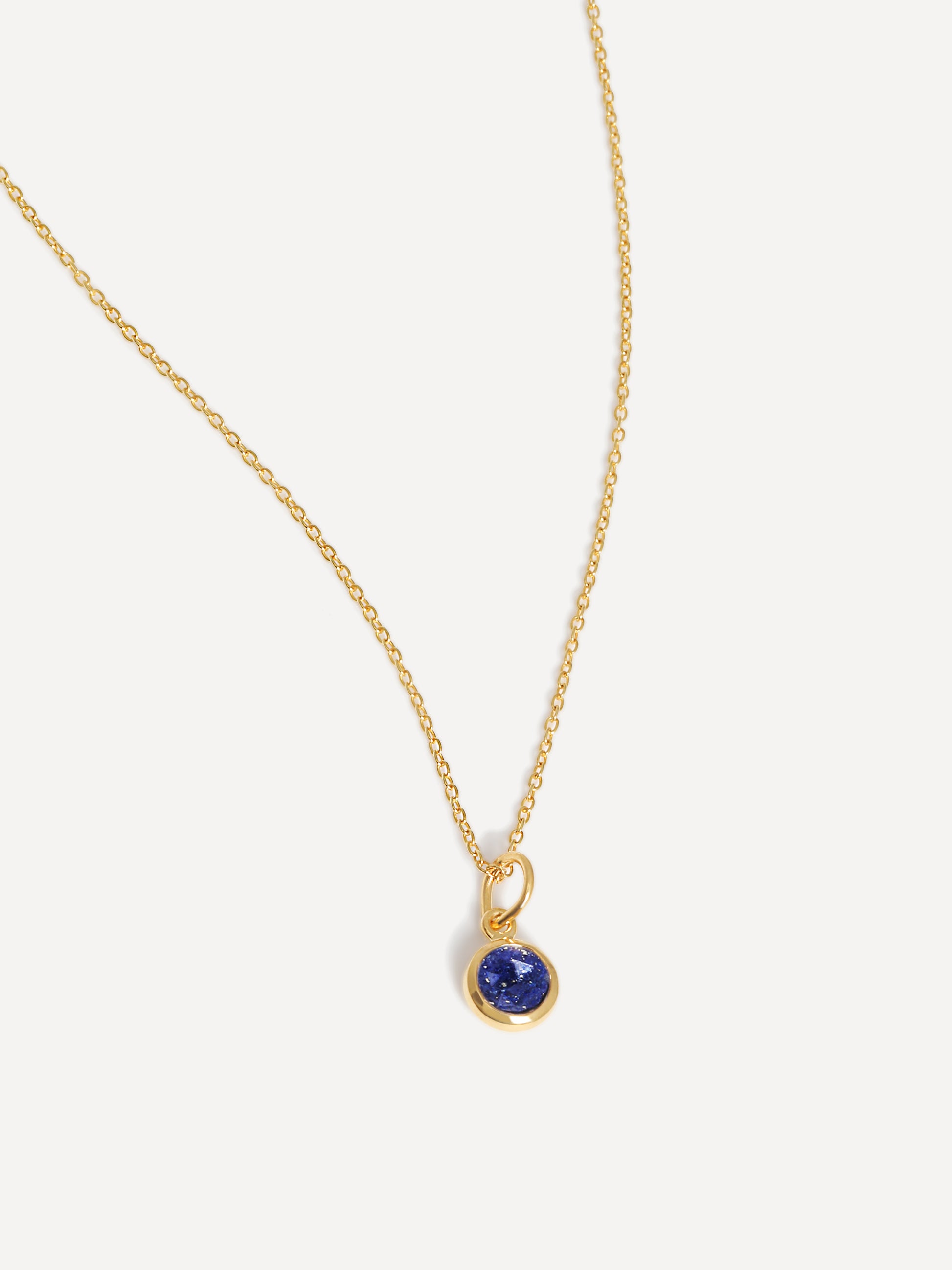Halskæde med vedhæng i 18 karat guld-vermeil med fødselssten og ædelsten – Lapis Lazuli