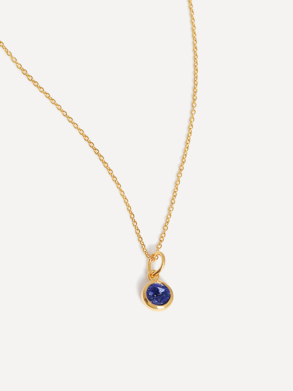 Halskæde med vedhæng i 18 karat guld-vermeil med fødselssten og ædelsten – Lapis Lazuli
