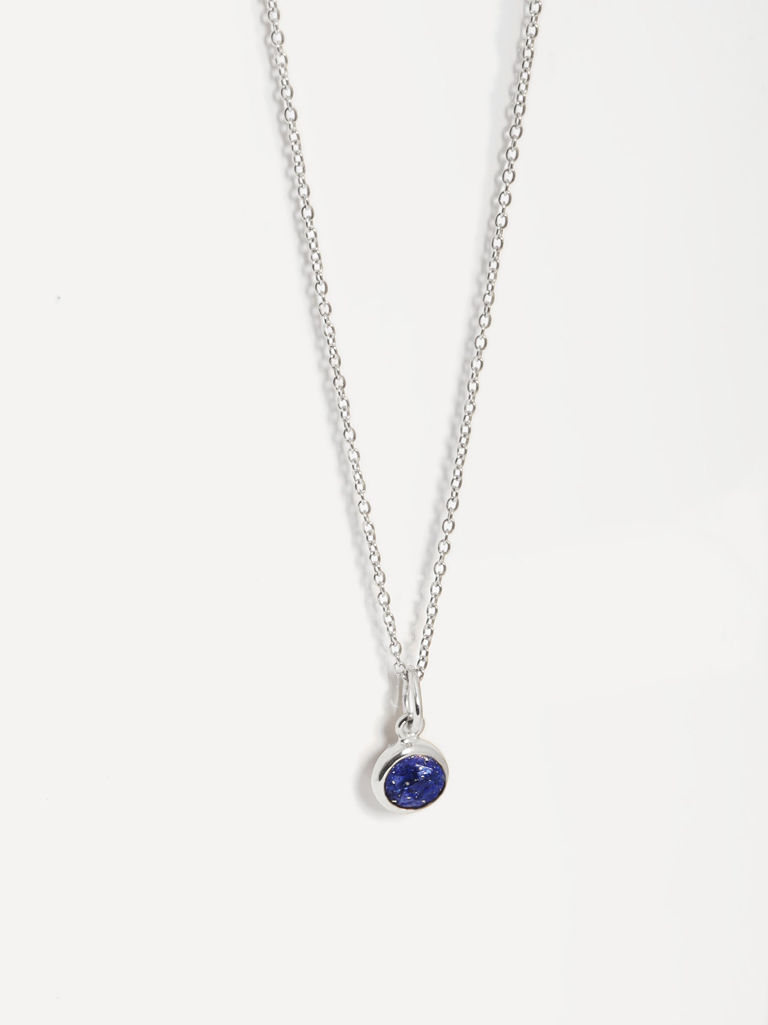 Halskæde med vedhæng i sterlingsølv med fødselssten – lapis lazuli – september