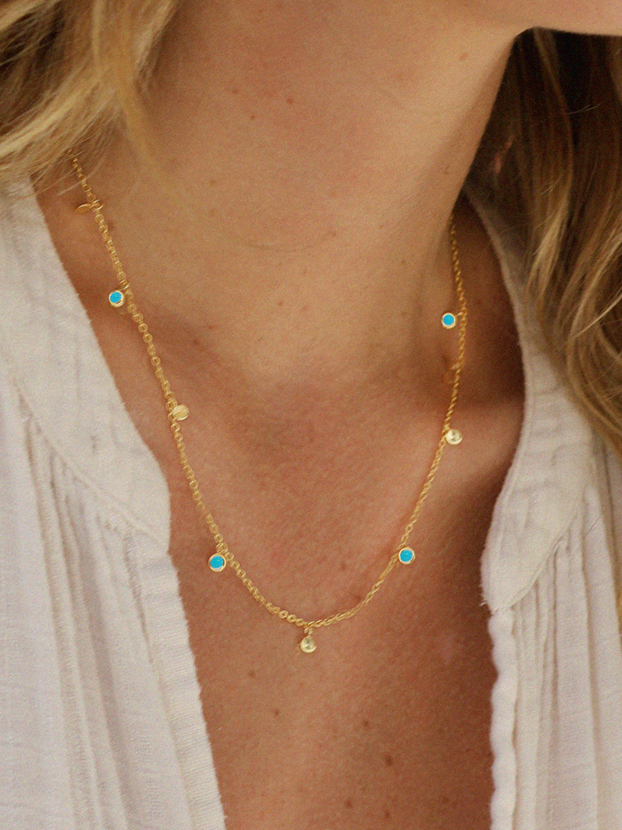 Collier en or avec des paillettes turquoise