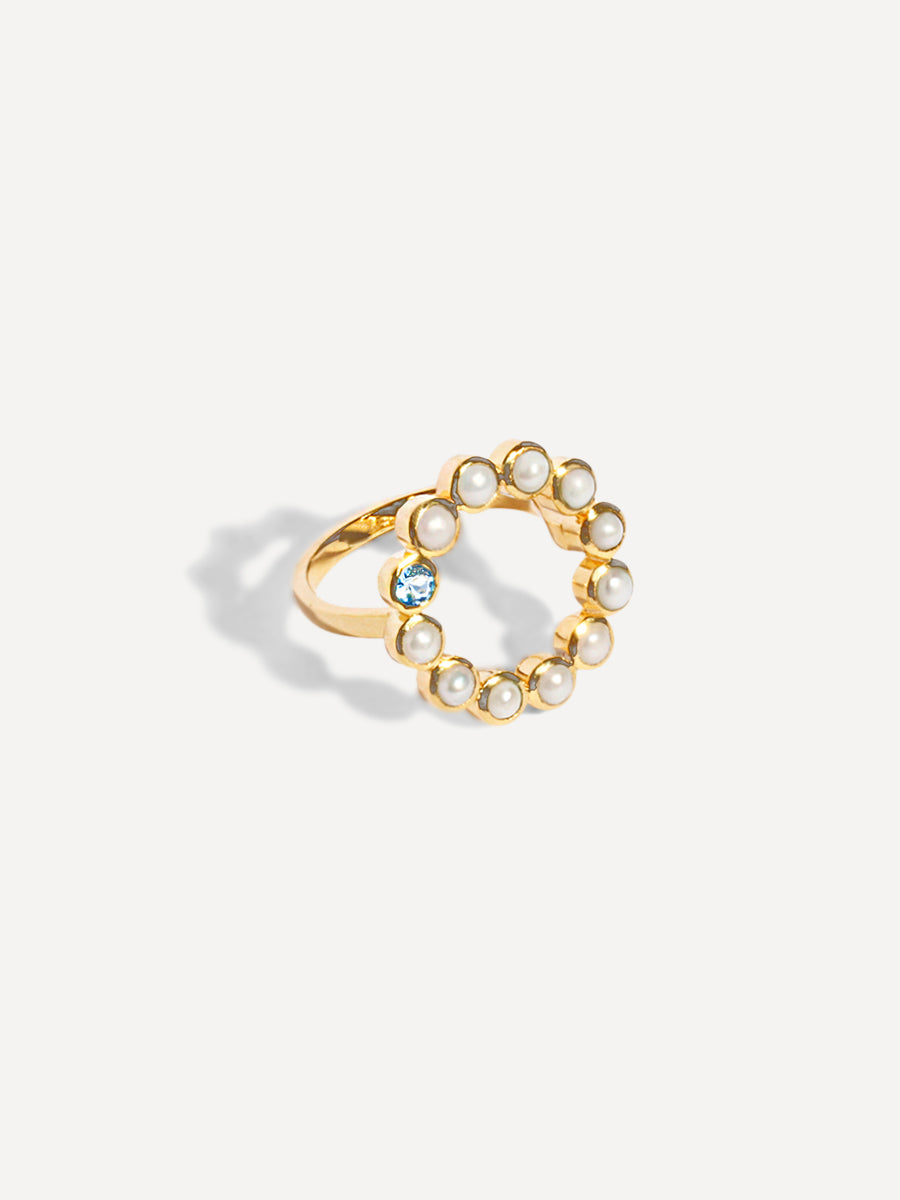 Ring i 18 karat guld med vermeilbelægning, halo-design, perle og blå topas